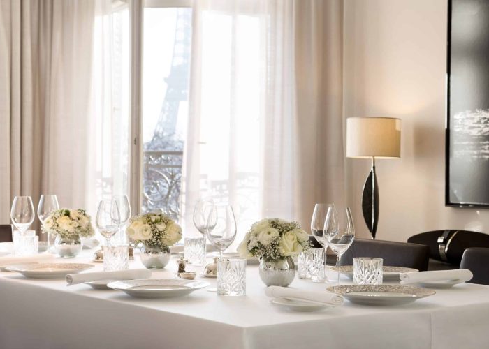 LRPA_La-Reserve-Paris-Apartments-Festive-table-1